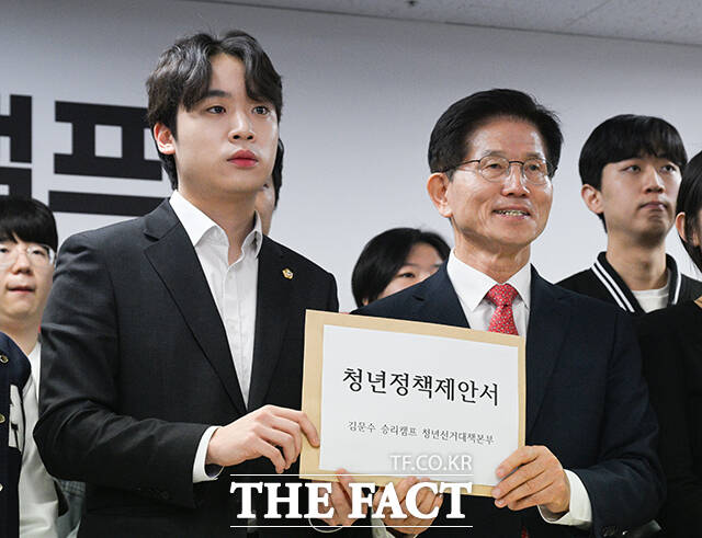 김문수 전 고용노동부 장관(오른쪽)이 15일 오전 서울 여의도 김문수 승리캠프에서 열린 청년대학생 김문수 지지 기자회견에 참석해 최인호 국민의힘 관악구의원으로부터 대학생 정책 제안서를 전달받고 있다. /박헌우 기자