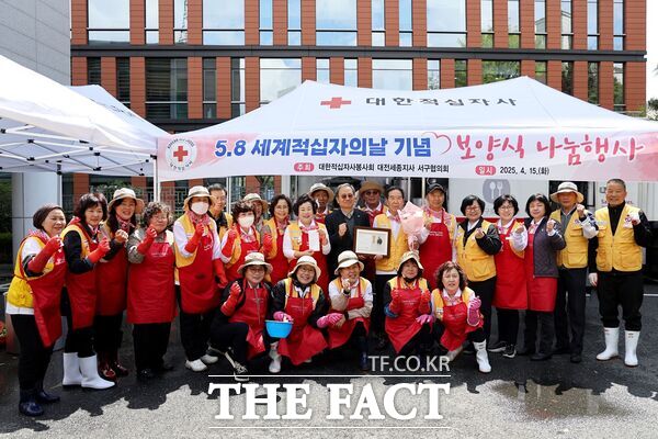 대한적십자사봉사회 서구지구협의회는 15일 대전 선화동에 위치한 대한적십자사 대전세종지사에서 봉사원 30여 명이 참여한 가운데 취약계층을 위한 보양식 나눔 활동을 진행했다. /대한적십자사 대전세종지사