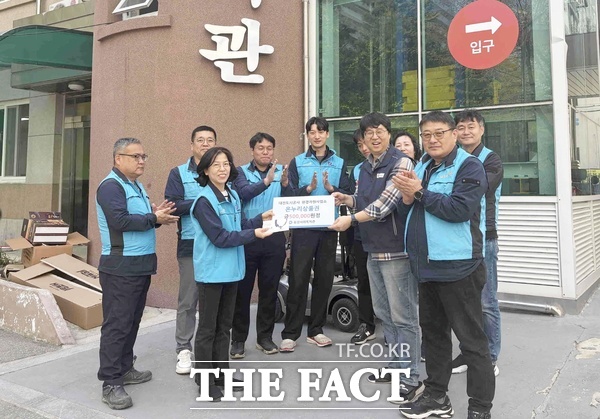 대전도시공사 환경자원사업소 직원들이 15일 유성구 송강사회복지회관을 찾아 온누리상품권 50만 원을 전달하고 시설 정비와 청소를 도왔다. /대전도시공사