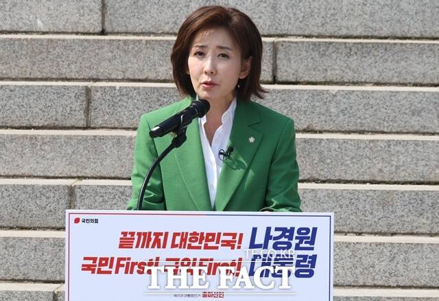 대선 출마를 선언한 나경원 국민의힘 의원 측이 한동훈 전 국민의힘 대표를 두고 입이 벌써부터 걱정된다고 비판했다. 나 의원이 11일 오후 여의도 국회 본청 계단에서 제21대 대통령 선거 출마선언을 하고 있다. /뉴시스