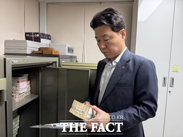 박장순 NH농협은행 충남본부장이 지역 내 지사무소에서 현금(시재) 조사를 하고 있다. /NH농협 충남본부