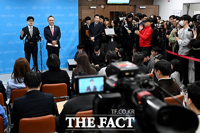 한동훈 전 국민의힘 대표가 15일 오전 서울 여의도 국회 소통관에서 기자회견을 열고 정책 비전을 발표하고 있다. /배정한 기자