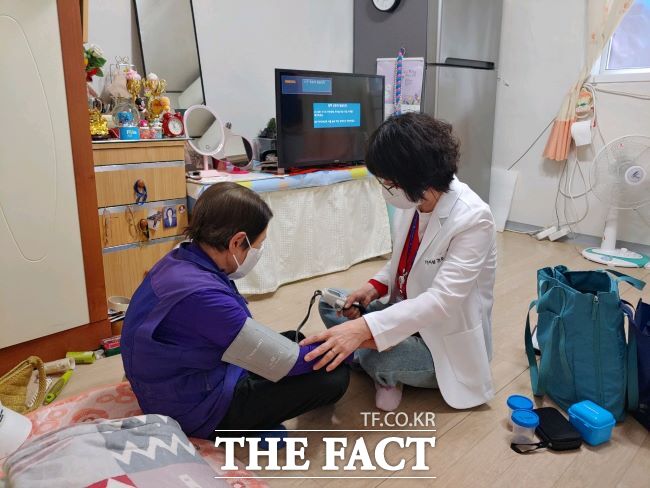 부천시보건소 간호사가 가정을 방문해 혈압을 측정하고 있다. /부천시