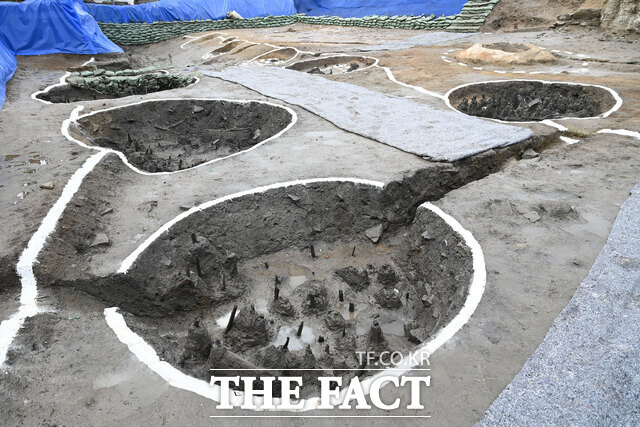 홍성군 홍주읍성 동남측 성곽 발굴조사 과정에서 발견한 함정. /홍성군