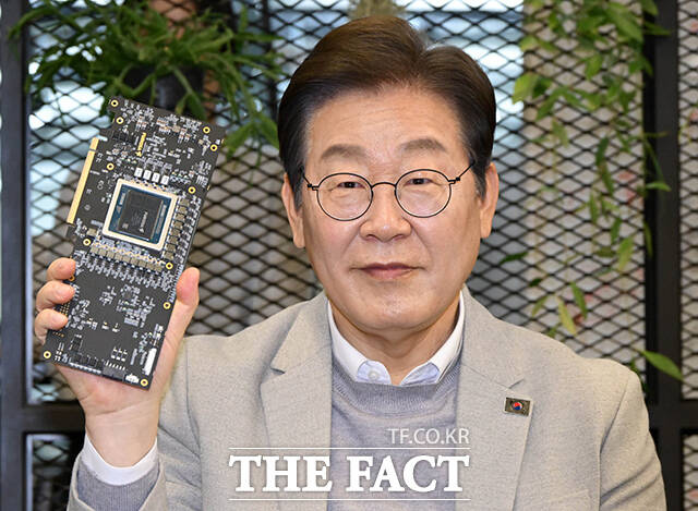 이재명 더불어민주당 대선 예비후보가 전날 서울 강남구 퓨리오사AI에서 퓨리오사AI NPU를 들어보이고 있다. /국회사진취재단