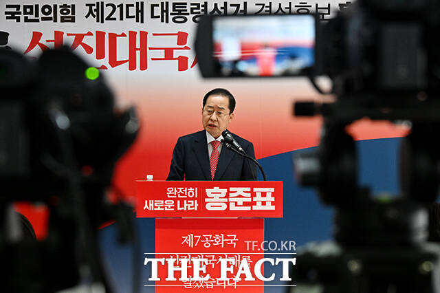 제21대 대통령 선거 출마를 선언한 홍준표 전 대구시장이 15일 오후 서울 여의도 대하빌딩 선거사무소에서 열린 선진대국시대 비전발표회에 참석해 발언을 하고 있다. /배정한 기자