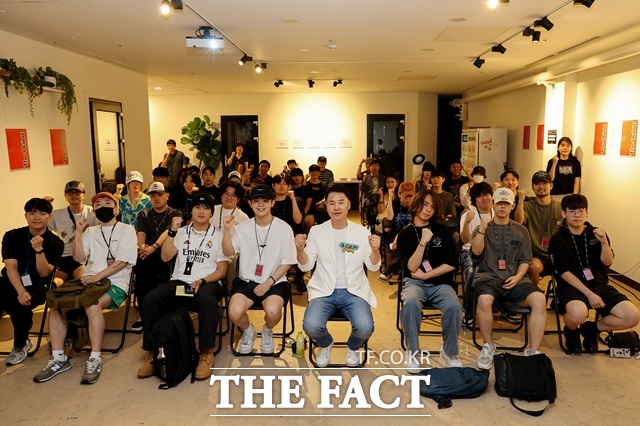 오언석 도봉구청장이 지난해 7월 열린 청년 음악인 간담회에서 참석자들과 기념 촬영을 하고 있다./도봉구