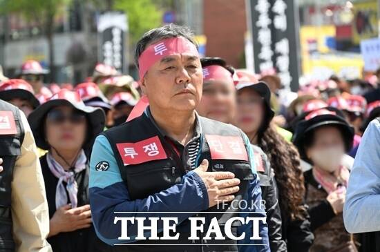 경기 동두천시 지역발전 범시민대책위원회 회원들이 집회를 열고 10여 년 전 정부가 한 보상 약속 등을 이행할 것을 주장하고 있다./동두천시