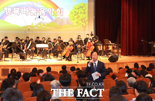 15일 국립중앙과학관 사이언스홀에서 초·중·고교 특수학급, 특수학교 학생과 교직원을 대상으로 열린 제26회 행복 나눔 음악회에서 설동호 대전시교육감이 인사말을 하고 있다. /대전시교육청