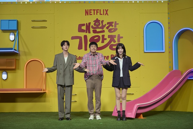 그룹 방탄소년단 진, 만화가 겸 방송인 기안84, 배우 지예은(왼쪽부터)이 15일 오전 서울 종로구 JW 메리어트 동대문 스퀘어 서울에서 열린 대환장 기안장에 참석해 포즈를 취하고 있다. /넷플릭스