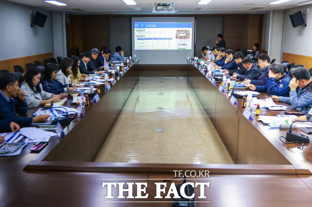 15일 2027 충청권 하계유니버시아드대회 조직위원회가 세종시 LH세종특별본부 중회의실에서 ‘선수촌 조성 공사협의회’ 첫 회의를 열고 있다. /조직위