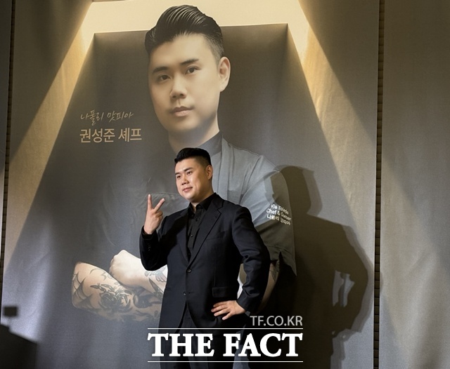 나폴리 맛피아 권성준 셰프가 15일 오전 서울 강서구에 위치한 아이더스에프엔비 본사 사옥에서 진행된 푸라닭 2.0 브랜드 쇼케이스에서 2.0의 숫자 2를 뜻하는 브이를 하고 있다. /문화영 기자