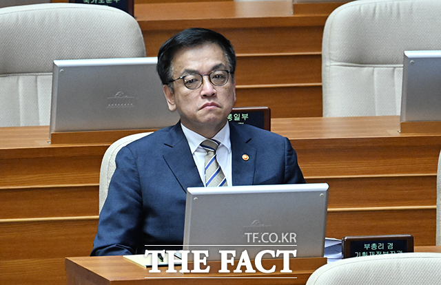 최상목 경제부총리 겸 기획재정부 장관은 15일 미국발(發) 관세 전쟁에 따른 대미 협상과 관련해 최대한 협상하고 나머지 부분들은 새 정부가 출범하면 마무리하는 게 어떨까 생각한다고 밝혔다. /박헌우 기자
