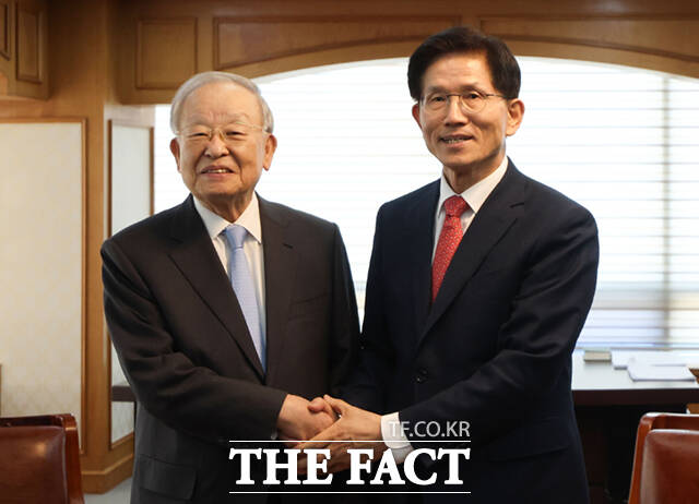 김문수 전 고용노동부 장관(오른쪽)과 손경식 경총 회장이 15일 서울 마포구 한국경영자총협회에서 악수하고 있다. /이새롬 기자
