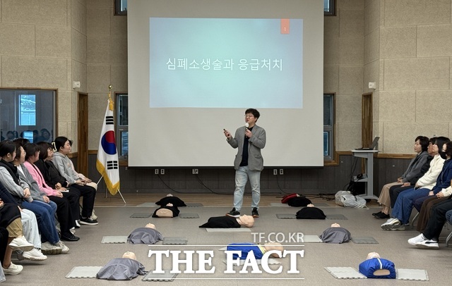 보령시가 지역 내 보육 교직원을 대상으로 영유아에게 발생할 수 있는 응급상황에 대처하기 위한 심폐소생술 교육을 실시하고 있다. /보령시