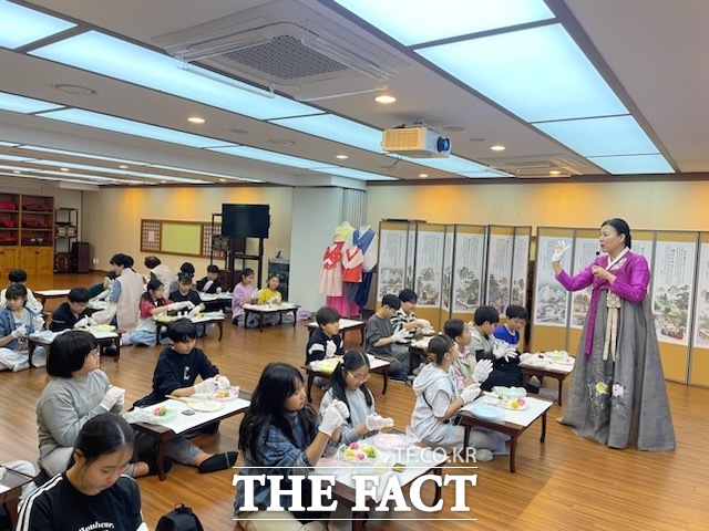 15일 한국효문화진흥원에서 대전의 초·중·고교생을 대상으로 세대공감 효·인성 체험 캠프를 운영하고 있다. /대전시교육청