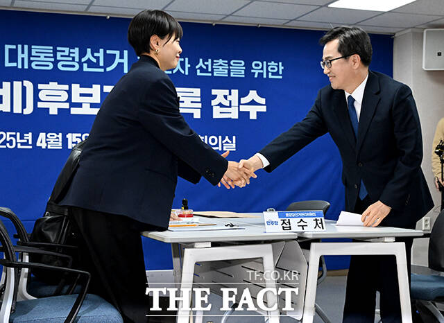 김경수 전 경남지사, 이재명 전 대표, 김동연 경기지사 등 3명의 주자가 더불어민주당 21대 대통령 선거 예비후보로 등록했다. 김동연 경기도지사가 15일 오후 서울 여의도 더불어민주당 당사에서 대선 경선 후보자 등록을 하고 있다. /배정한 기자