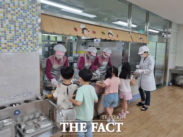 급식종사자들이 학생들에게 급식을 배식하고 있는 모습. 해당 사진은 기사와 관련 없음./더팩트 DB