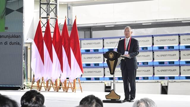현대자동차그룹은 15일(현지시간) 인도네시아에서 열린 글로벌 수소 생태계 서밋 2025에서 수소 설루션 프로젝트 계획을 발표했다. 정의선 회장이 지난해 7월 인도네시아 카라왕 신산업단지 HLI그린파워에서 열린 인도네시아 EV 생태계 완성 기념식에 참석해 인사말을 하는 모습. /현대차그룹