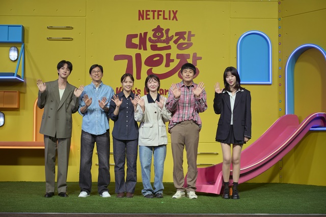 그룹 방탄소년단 진, 정효민 PD, 이소민 PD, 황윤서 PD, 만화가 겸 방송인 기안84, 배우 지예은(왼쪽부터)이 15일 오전 서울 종로구 JW 메리어트 동대문 스퀘어 서울에서 열린 대환장 기안장 기자간담회에 참석해 포즈를 취하고 있다. /넷플릭스