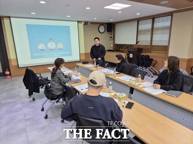 부여군이 주민이 직접 정책 설계에 참여하는 국민디자인단 구성 관련 회의를 하고 있다. /부여군