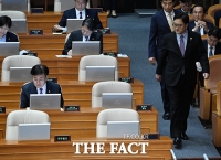 한덕수 총리 빈 자리 바라보는 우원식 의장 [포토]