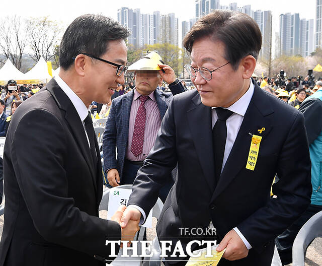 악수하는 김동연(왼쪽)과 이재명.