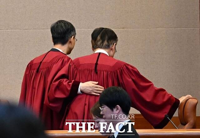 사진공동취재단 = 문형배 헌법재판소장 직무대행이 4일 오전 서울 종로구 헌법재판소 대심판정에서 윤석열 대통령 탄핵심판 인용 결정을 선고 한 뒤 김형두 헌법재판관과 함께 법정을 나가고 있다. /뉴시스