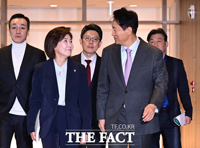 나경원 국민의힘 의원이 16일 서울특별시청 청사에서 오세훈 서울시장을 예방하기 위해 시장실에 들어서는 가운데, 손에 든 오 시장의 저서가 보이고 있다.