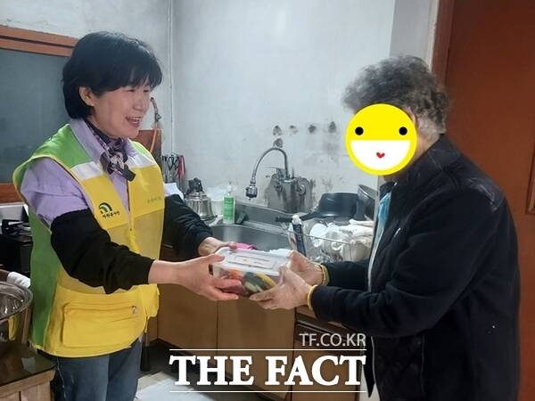 대덕구노인종합복지관은 16일 온새미로봉사단과 연계해 주거환경이 취약한 노인맞춤돌봄서비스 대상자에게 ‘사랑의 소규모 집수리’ 주거환경 개선사업과 어르신들의 영양과 입맛을 고려해 소불고기를 직접 만들어 전달했다./대덕구노인종합복지관