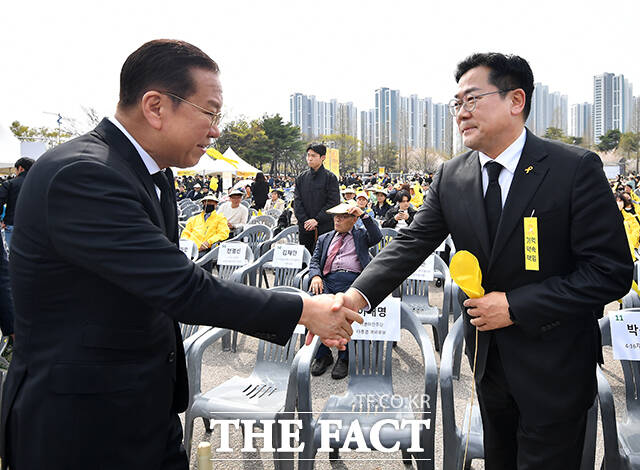 악수하는 권영세(왼쪽)와 박찬대.