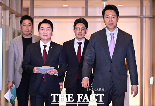 제21대 대통령 선거 출마를 선언한 안철수 국민의힘 의원(왼쪽)이 16일 서울특별시청 청사에서 오세훈 서울시장을 예방한 뒤 기념촬영하고 있다. /이새롬 기자