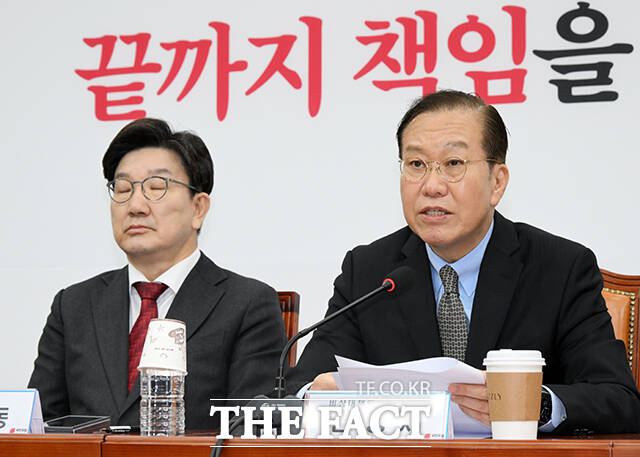 국민의힘은 16일 헌법재판소가 한덕수 대통령 권한대행의 헌법재판관 후보자 지명에 대한 가처분을 인용한 데 대해 유감을 표했다. 사진은 국민의힘 권영세(오른쪽) 비상대책위원장과 권성동 원내대표. /박헌우 기자