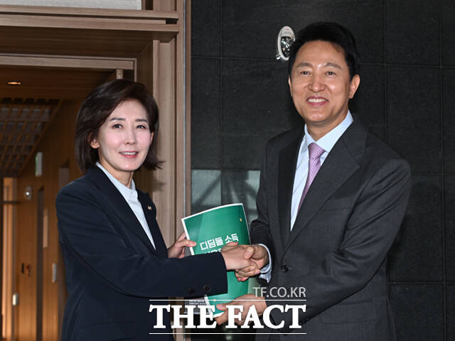 제21대 대통령 선거 출마를 선언한 나경원 국민의힘 의원이 16일 서울특별시청 청사에서 오세훈 서울시장을 예방한 뒤 기념촬영하고 있다./이새롬 기자