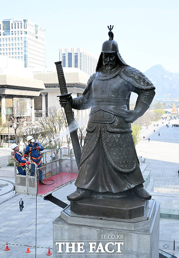 16일 오전 서울 종로구 광화문광장에서 관계자들이 이순신 장군 동상을 세척하고 있다. 서울시는 15일 세종대왕 동상 세척에 이어 오늘 오후 6시까지 이순신 장군 동상 세척 작업을 실시한다. /임영무 기자