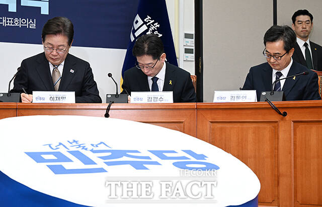 더불어민주당 제21대 대통령 선거 경선 후보자 공명선거 실천 서약서에 서명하는 세 후보자들.