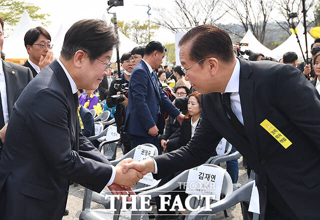 악수하는 이재명(왼쪽)과 권영세.