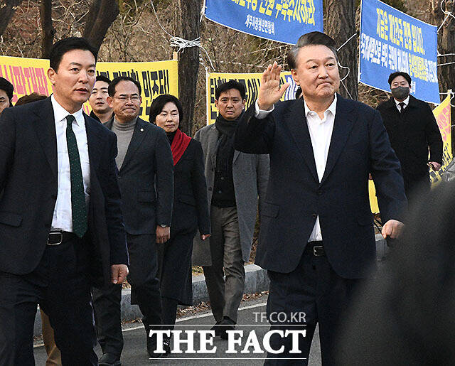 12·3 비상계엄 사태를 수사하고 있는 경찰이 서울 용산구 대통령실과 한남동 공관촌에 대한 압수수색에 나섰지만 대통령경호처와 장시간 대치 끝에 또 불발됐다. 사진은 법원의 구속취소 청구 인용으로 석방된 윤석열 전 대통령이 지난 3월8일 오후 경기도 의왕시 서울구치소를 빠져나오며 지지자들에게 인사하고 있는 모습. 왼쪽은 김성훈 경호차장의 모습. /서예원 기자