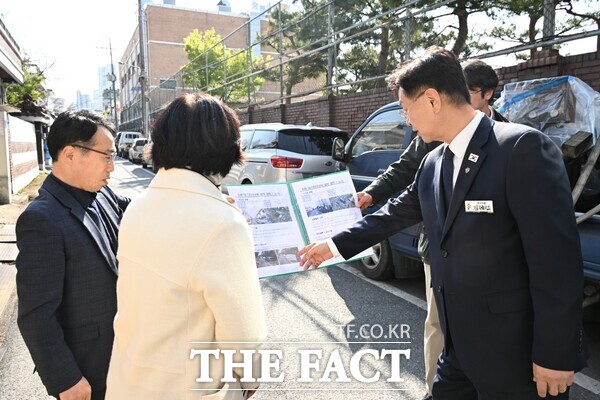 15일 김제선 대전시 중구청장이 안전한 교통환경 조성을 위해 현장 점검을 실시하고 있다. /대전 중구