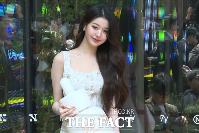 그룹 아이브 장원영이 16일 서울 성동구 올리브영N성수에서 열린 이니스프리 비타민C 트위티 에디션 팝업 행사에 참석해 포즈를 취하고 있다. /성수동=유영림 인턴기자