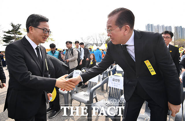 악수하는 김동연(왼쪽)과 권영세.