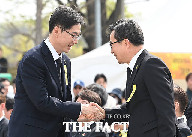 악수하는 김경수(왼쪽)와 김동연.