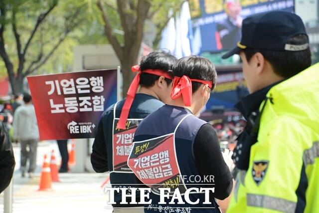 16일 서울 을지로 IBK기업은행 본점 앞에서 기업은행 노조가 임단투 필승 및 조직 사수 전조합원 결의대회를 열고 있다. 사진은 노조원들이 경찰의 통제에 따르는 모습. /김태환 기자
