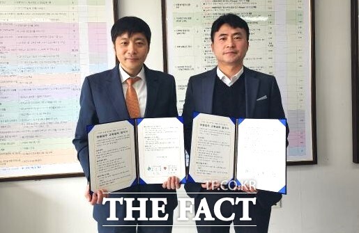 윤기현 인천시교육청 감사관(왼쪽)과 임태형 광주시 감사위원장(오른쪽)이 협약식을 가진 뒤 기념사진을 찍고 있다./인천시교육청