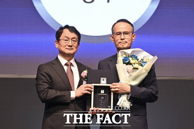 송무경 공주시부시장(오른쪽)이 16일 서울 신라호텔에서 열린 2025 대한민국 대표브랜드 대상을 수상하고 있다. /공주시