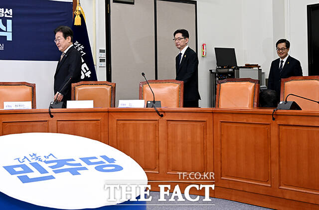 더불어민주당 경선 후보자 공명선거 실천 서약식에 참석하는 이재명 더불어민주당 전 대표와 김경수 전 경남도지사, 김동연 경기도지사(왼쪽부터).