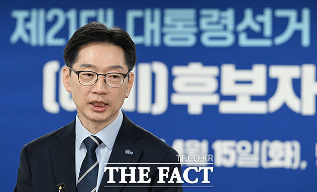 김경수 전 경남지사는 16일 더불어민주당 대선 예비후보 경선캠프 더하기 캠프가 공식 출범했다고 밝혔다. 캠프 좌장은 최재성 전 청와대 정무수석이, 정책 싱크탱크는 윤홍식 인하대 교수가 맡는다. /박헌우 기자