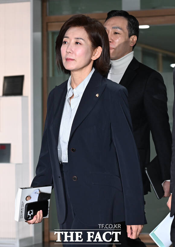 나경원 국민의힘 의원이 16일 서울특별시청 청사에서 오세훈 서울시장을 예방하기 위해 시장실에 들어서는 가운데, 손에 든 오 시장의 저서가 보이고 있다.