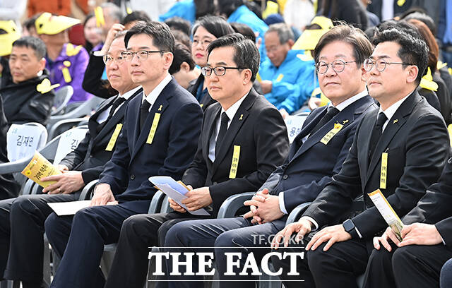 '세월호 참사 11주기 기억식'에 참석한 권영세 국민의힘 비대위원장과 김경수 전 경남지사, 김동연 경기도지사, 이재명 전 더불어민주당 대표, 박찬대 더불어민주당 당대표 직무대행 겸 원내대표(왼쪽부터).