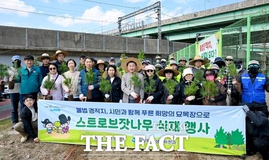 김동근 경기 의정부시장(앞줄 왼쪽 6번째) 등 관계자와 의정부시 장암동 주민들이 지난 15일 수락지하차도 인근에서 열린 시민참여 스트로브잣나무 묘목 식재행사에 참여한 뒤 기념촬영을 하고 있다. /의정부시